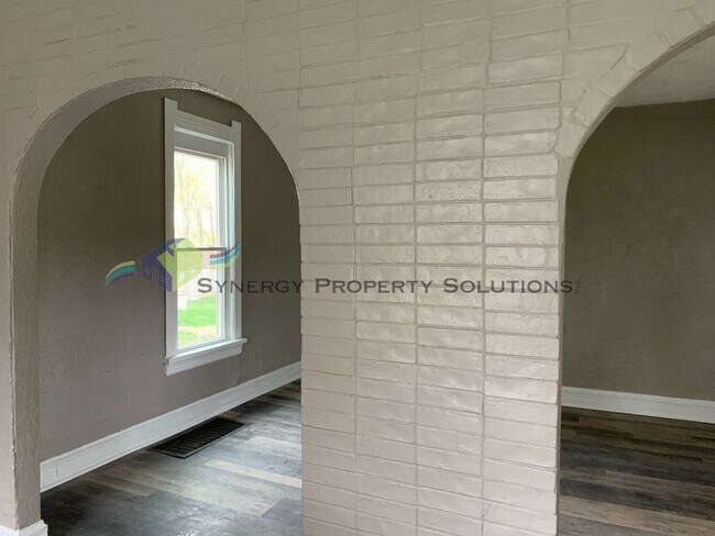 Building Photo - Rental Available!