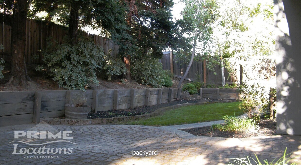 Foto del edificio - Refurbished 4 bedroom home on cul-de-sac 4 bedroom