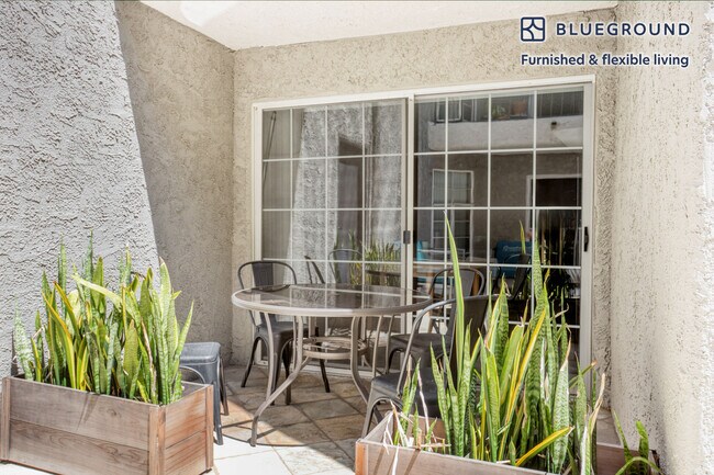 Foto del edificio - 8560 W Olympic Blvd