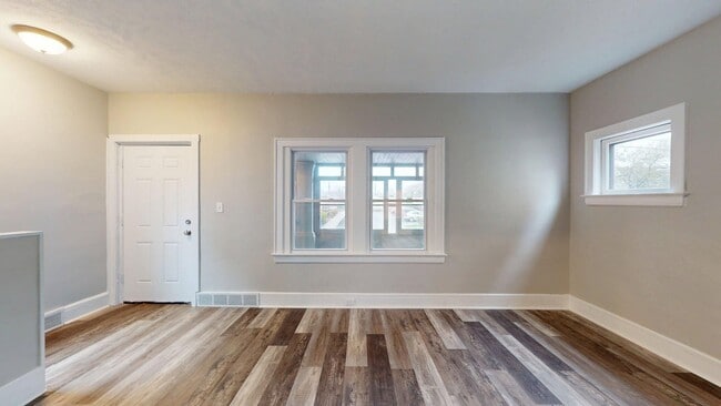 Building Photo - Edgewater Neighborhood - 3 bedroom - 2 Bat...