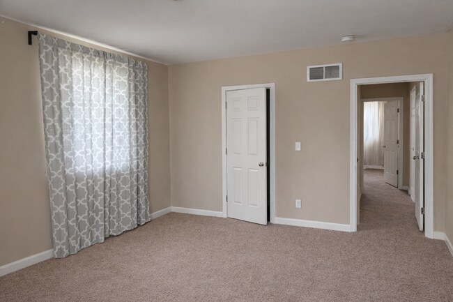 dormitorio 1 - 2475 E Maple Rd