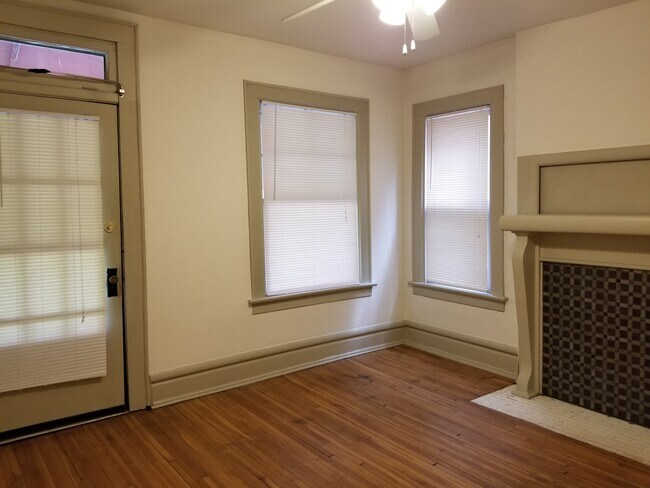 Sala de estar frontal con acceso al balcón. - 141 W 1st Ave