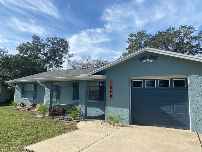 Building Photo - 1920 Travelers Palm Dr