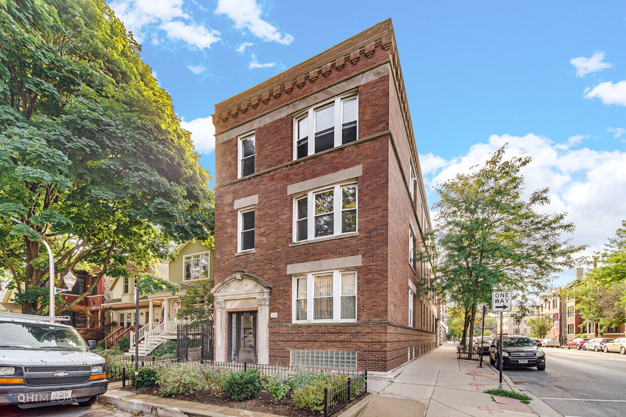 Primary Photo - 4552 N Claremont Ave