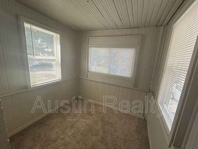 Building Photo - 4949 Lindenwood Ave