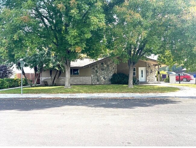 Building Photo - 1021 Claire Ave