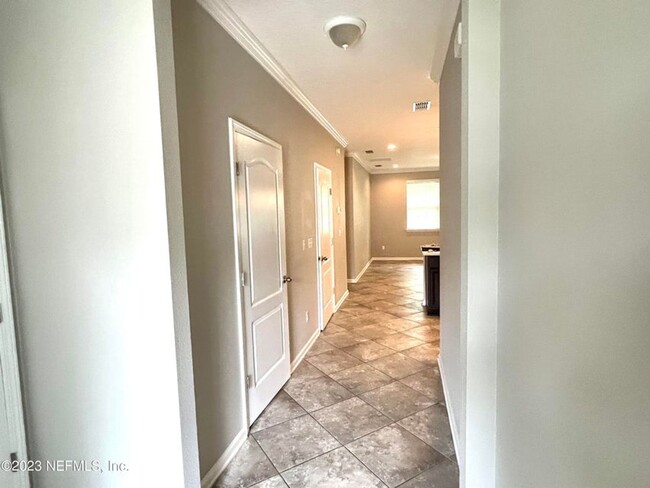 Building Photo - Large 4 bedroom home