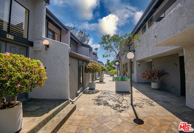 Building Photo - 1937 S Beverly Glen Blvd