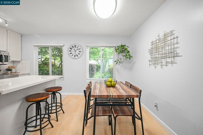 Building Photo - 2560 Walnut Blvd