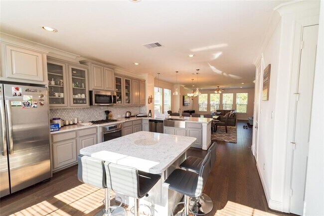 Foto del edificio - 9926 Spring Shadows Park Cir