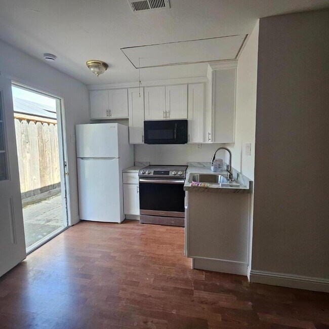 Building Photo - 2093 Ramona Dr