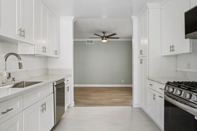 Foto del edificio - 11680 Chandler Blvd