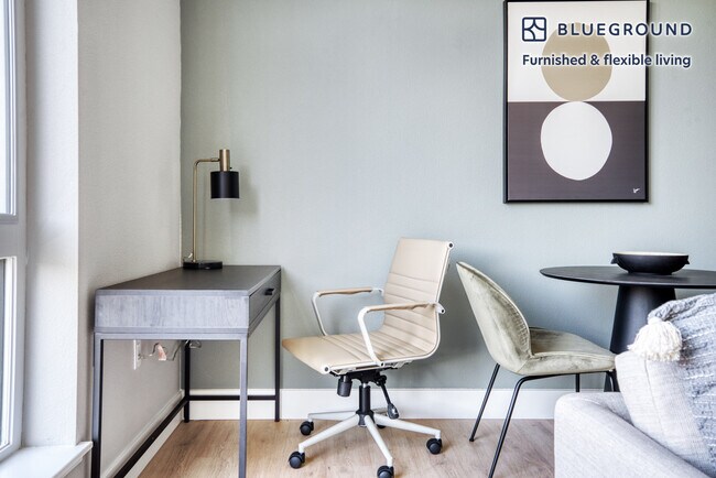 Building Photo - 555 E Evelyn Ave