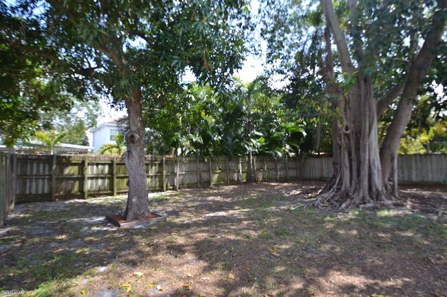Building Photo - 3 br, 2 bath House - 362 E Dayton Cir