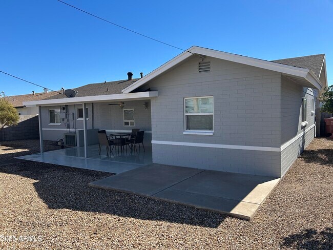 Foto del edificio - 7604 E 3rd St