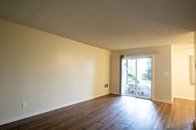 Building Photo - Cedar Hills Garden Style Spacious 1 Bdr w/Patio!