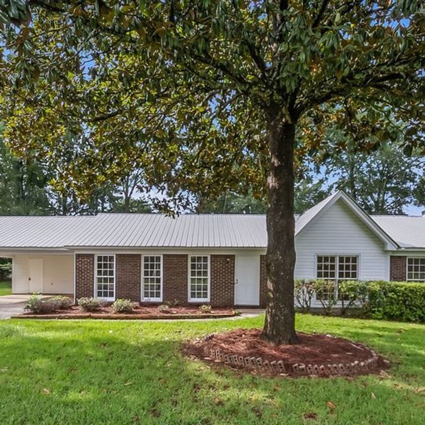Spacious and Lovely Brick Home in Northpor... - Spacious and Lovely Brick Home in Northpor...