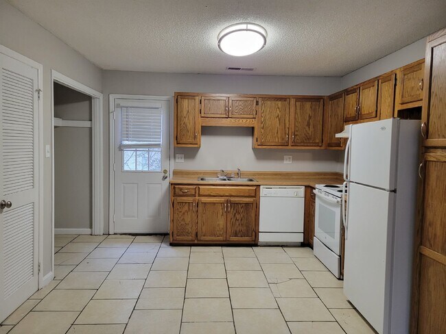 Foto del edificio - Section 8 accepted!!! "Charming 2-Bedroom Haven in the Heart of Decatur – Your Perfect Urban Retr...
