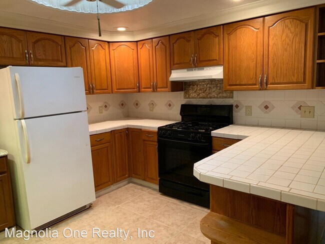 Building Photo - 3 br, 2 bath House - 6292 Lakeview Dr