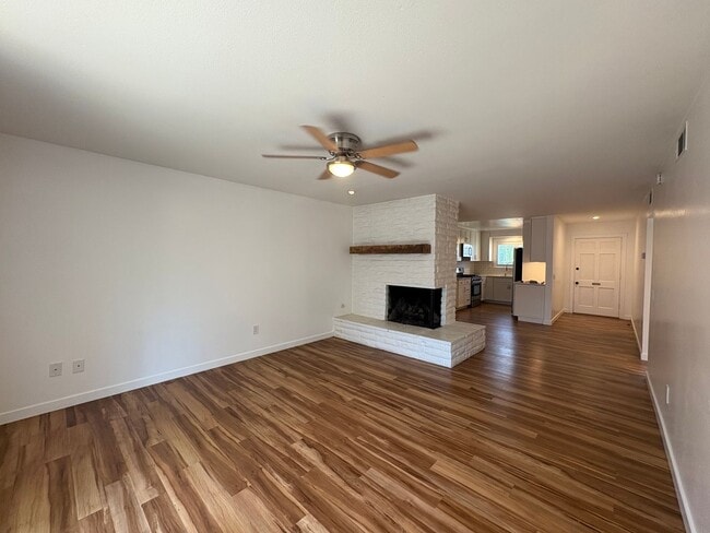 Building Photo - Beautifully Maintained 2B/2BA in Central E...