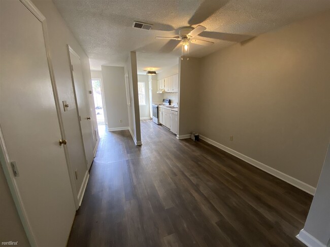 Building Photo - 2 br, 2.5 bath Townhome - Avery Close