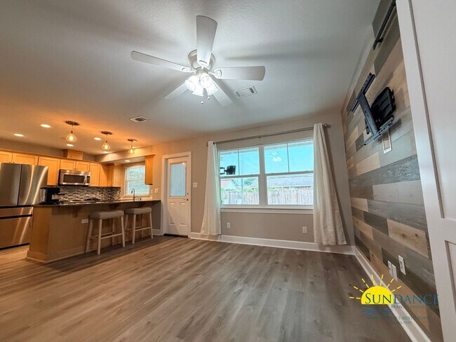 Building Photo - Beautiful 3-Bedroom Pool Home in Destin – Lawn & Pool Service Included!