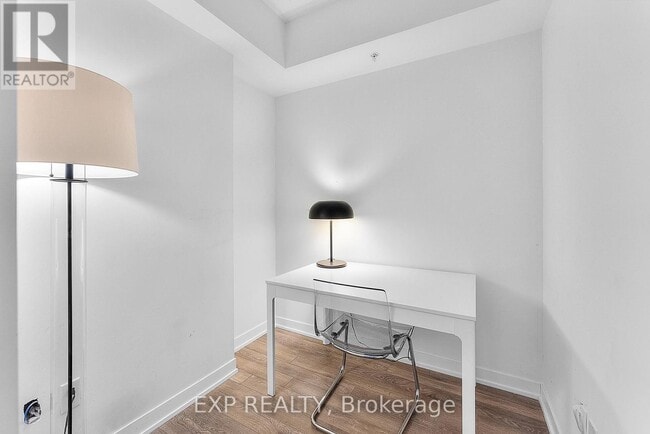 Photo du bâtiment - 550 N Service Rd