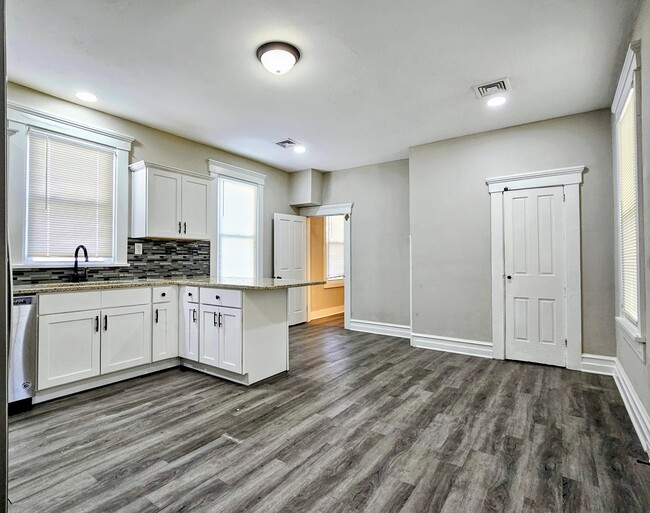 Building Photo - 221 Main St