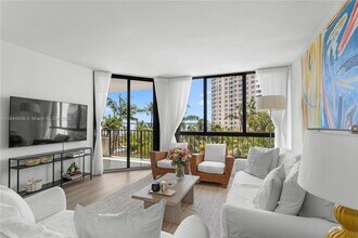 Building Photo - 520 Brickell Key Dr