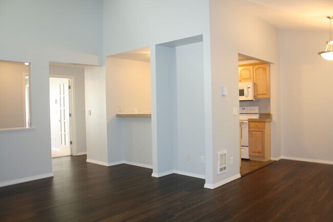 Foto del edificio - Top Floor 3 bdrm Mill Creek Country Club Condo Rental. Private back deck to nature reserve. Swim ...