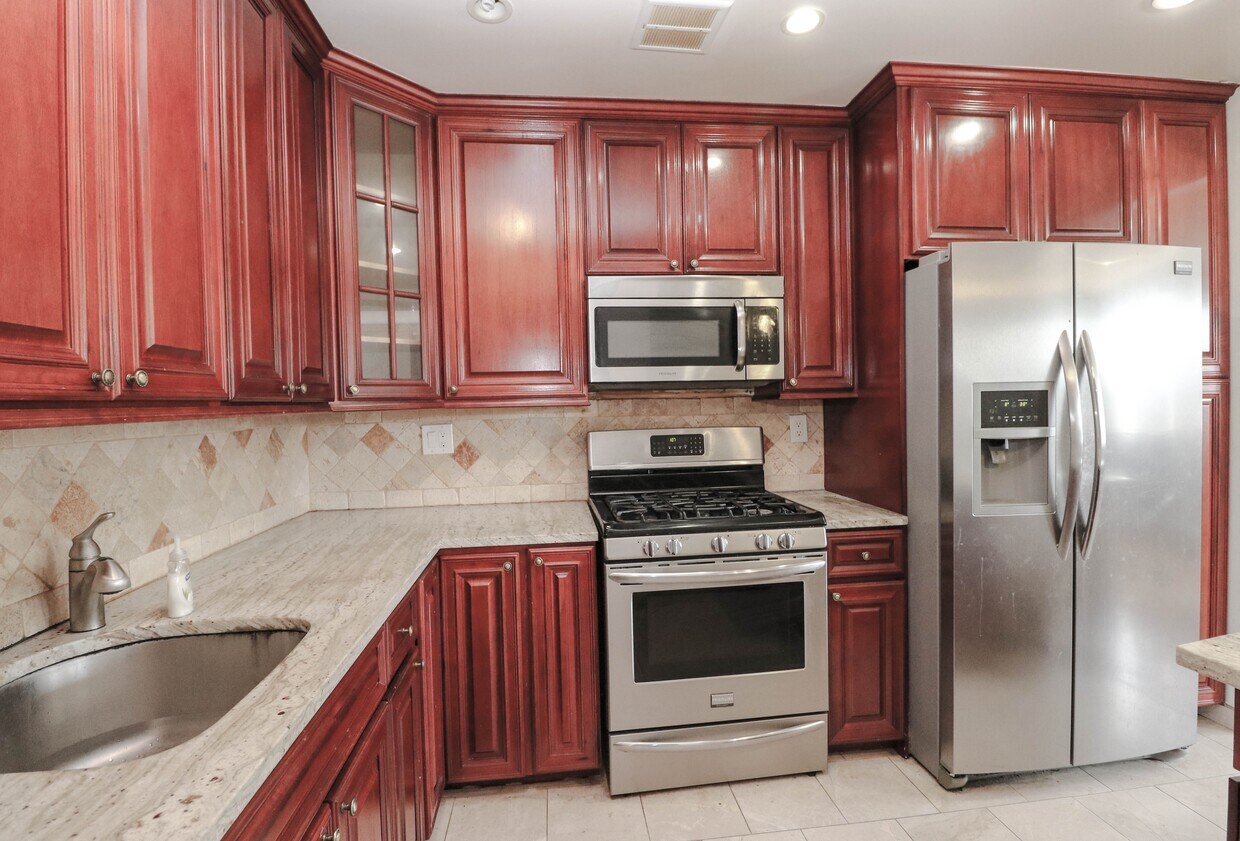 Primary Photo - Large 2BR w/Dining & Parking Included