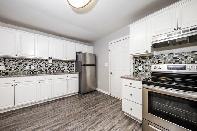 Building Photo - 5160 Largo Dr