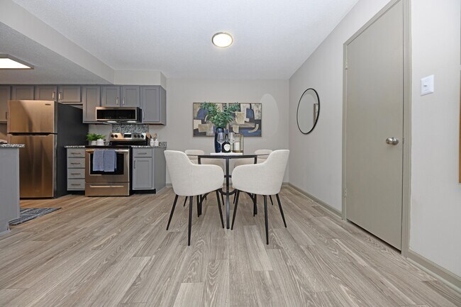 Comedor + Suelos estilo madera - Preston Apartment Homes