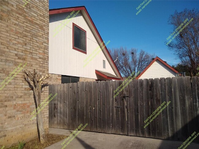 Building Photo - 2916 Woodbridge Dr