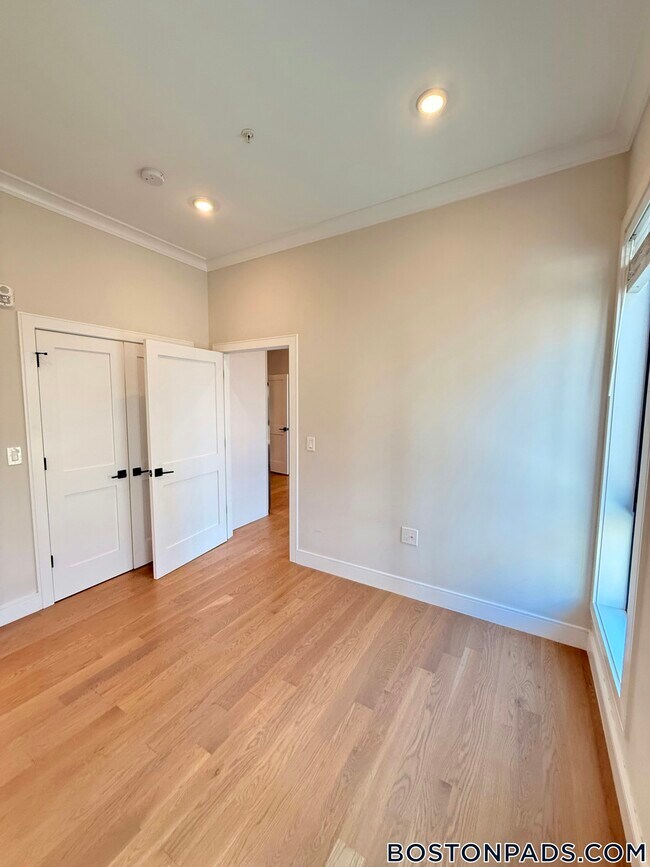 Building Photo - 16-18 Highgate St.