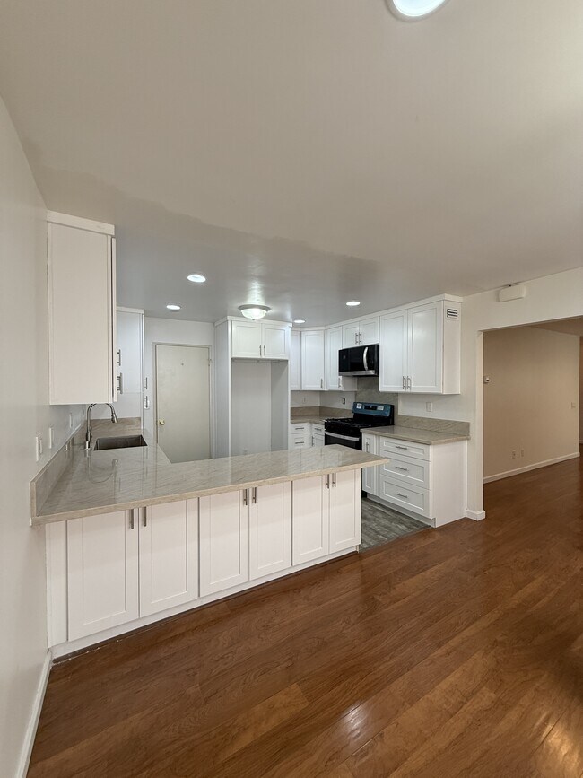 Building Photo - 728 E Tujunga Ave