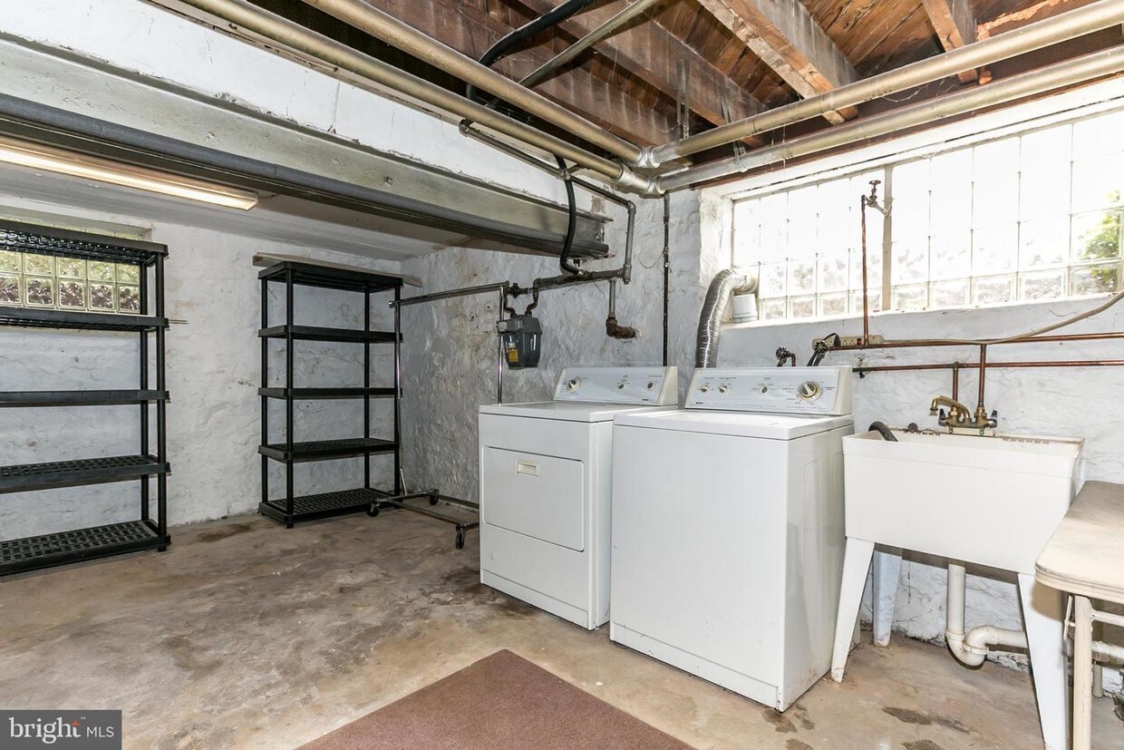 Primary Photo - 2318 Sulgrave Ave