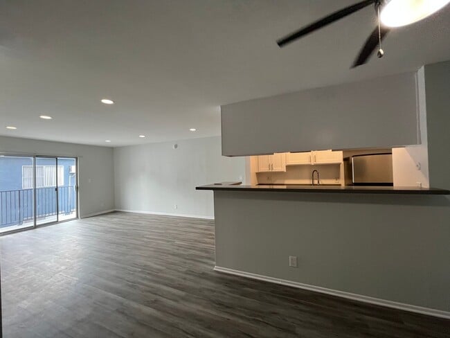 Interior Photo - 2039 North Las Palmas Ave