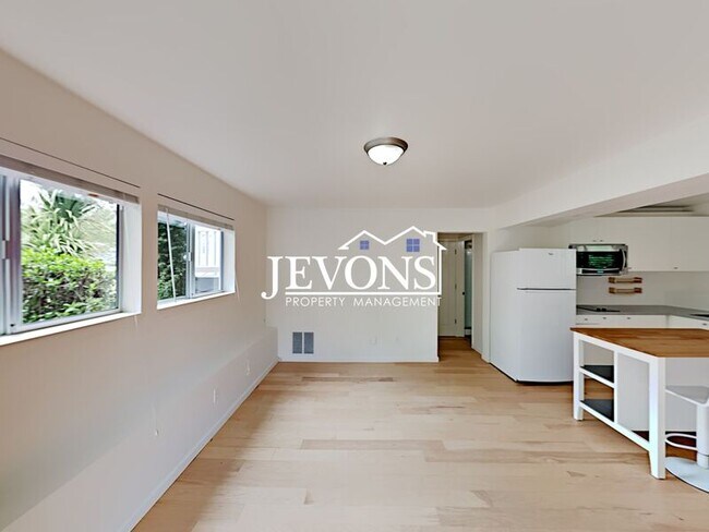 Building Photo - 6041 17th Ave SW