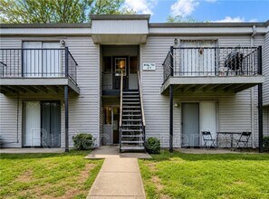 Building Photo - 702 Farmhurst Dr