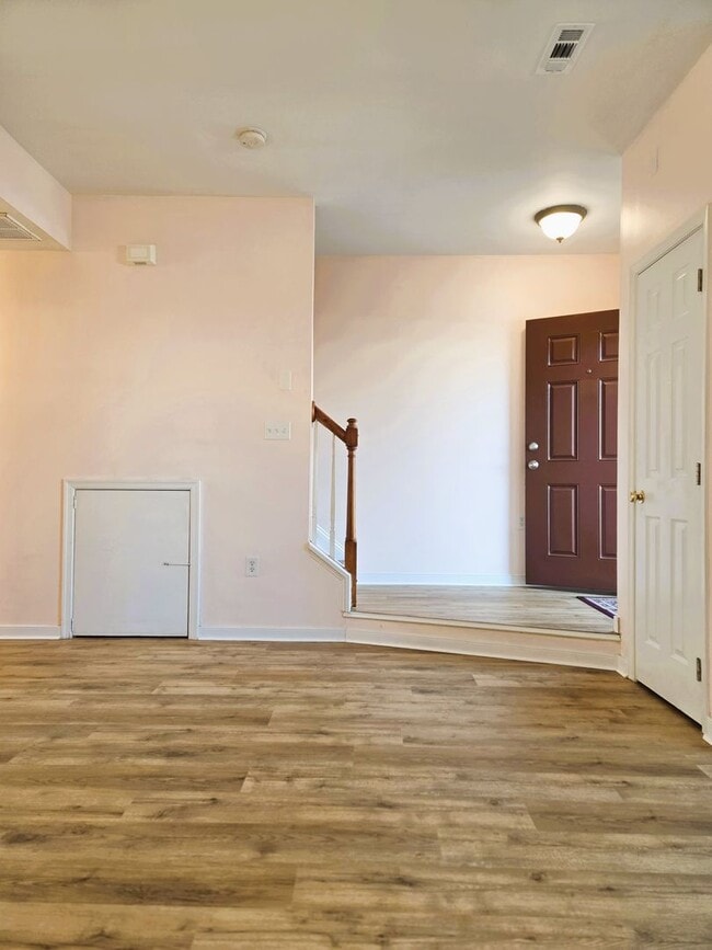 Foto del edificio - Ashley Village Townhome with all new LPV flooring and paint.