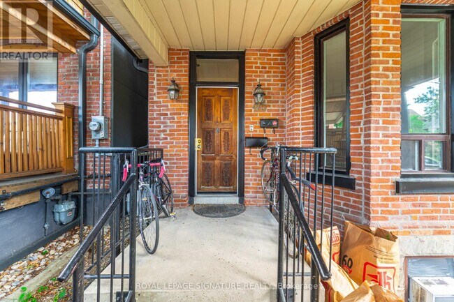 Photo du bâtiment - 46-46 Armstrong Ave