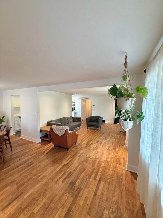 Foto del edificio - 3 BR West Seattle Home – Cozy and Convenie...