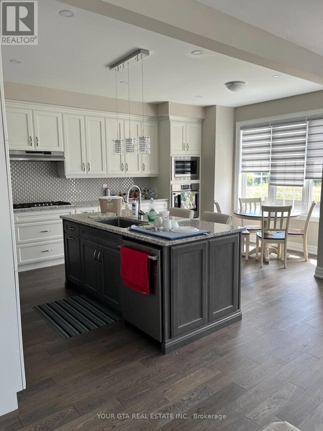 Building Photo - 102 Burnhamthorpe Rd E