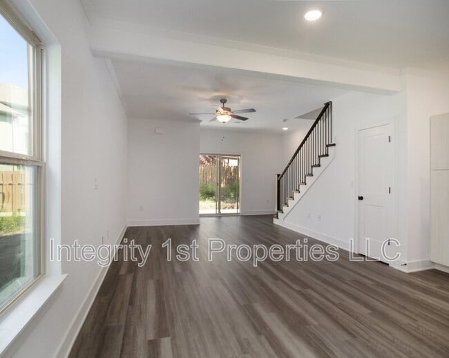 Foto del edificio - 8827 N Helena Ave