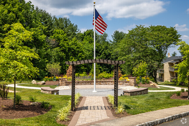 Área comunitaria para sentarse al aire libre - Netcong Heights Apartments