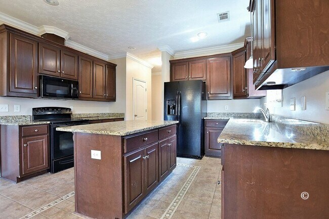 Foto del edificio - 4 Bedroom 3.5 Baths 2 Car Garage - Midland GA