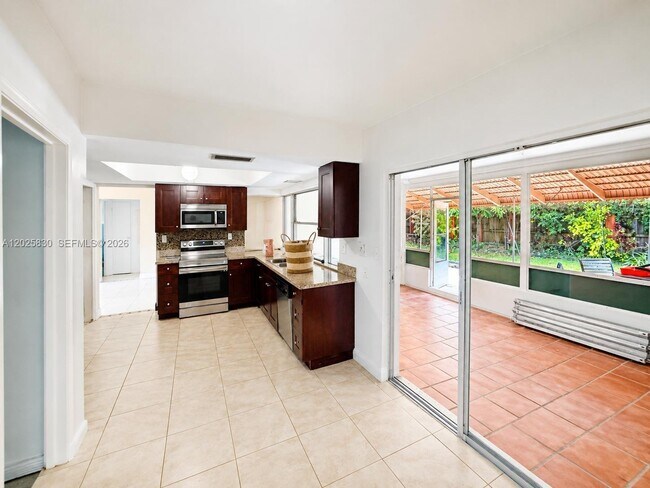 Foto del edificio - 6560 NW 25th St