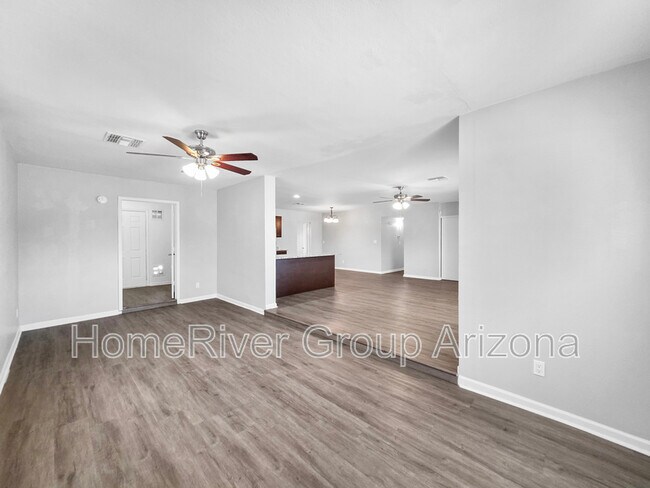 Building Photo - 2241 W Hartford Ave