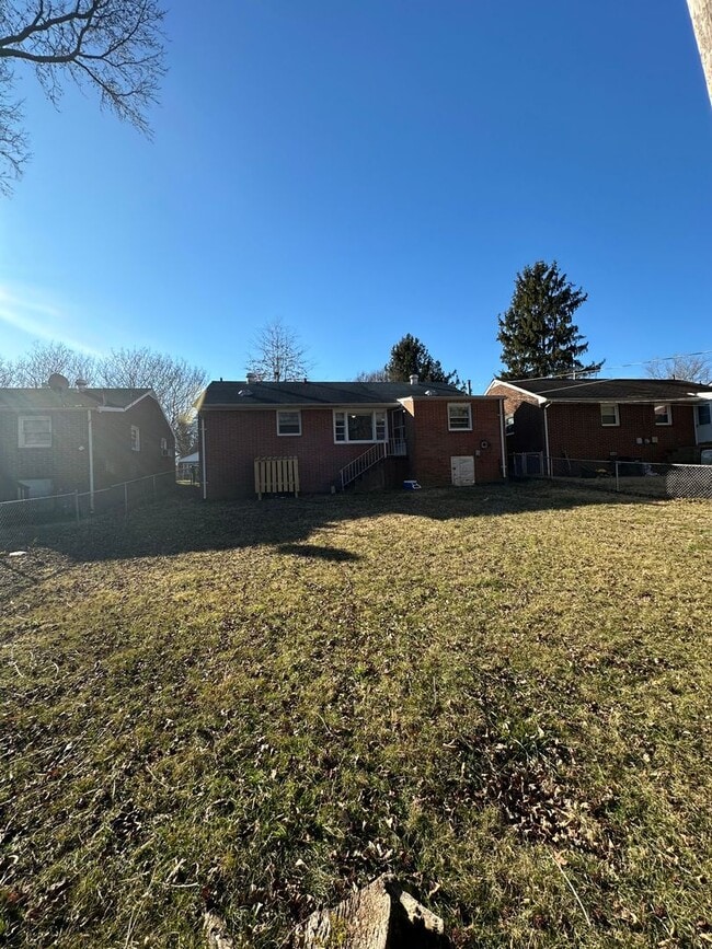 Building Photo - 3 bedroom house in Fulton Hill! Laundry, C...